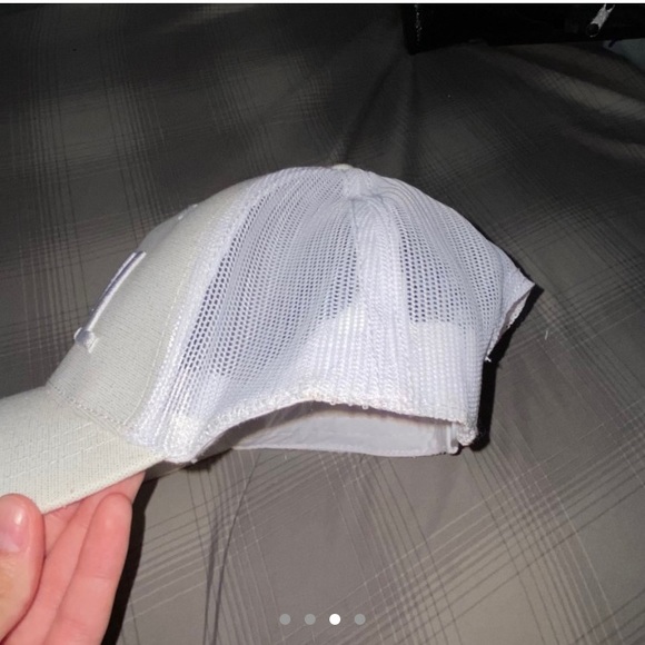 White sparkly chill hat - Picture 3 of 4